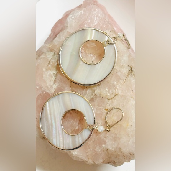 Mother of Pearl Dangle Circle Earrings - Picture 3 of 4